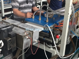 Machine d'extrusion de panneau de plafond de PVC d'économie de puissance, chaîne de production de profil de PVC